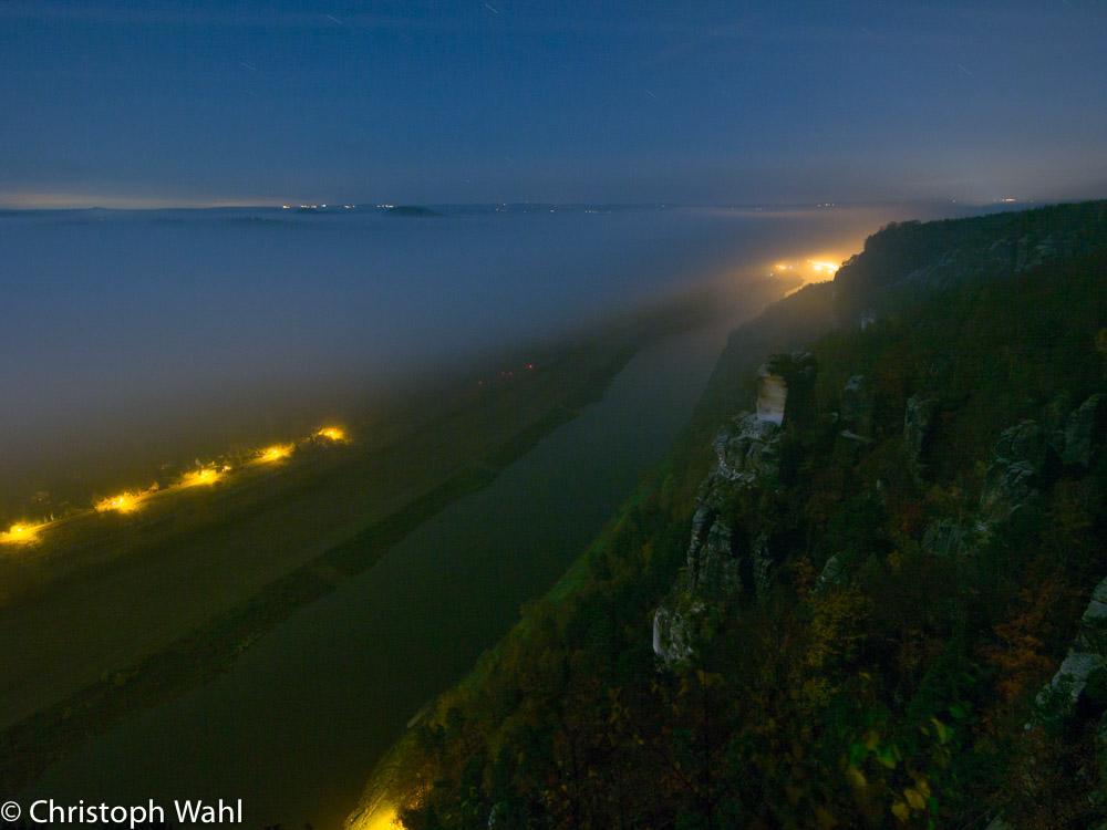 Sicht auf Elbe von Basteiaussicht und Wächerschaden bei Nacht